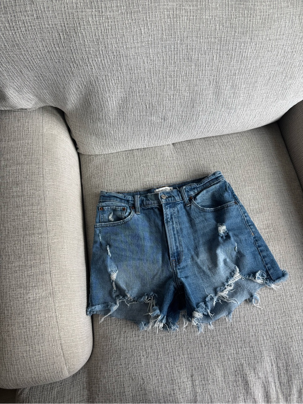 Abercrombie & Fitch Distressed High-Rise the mom shorts